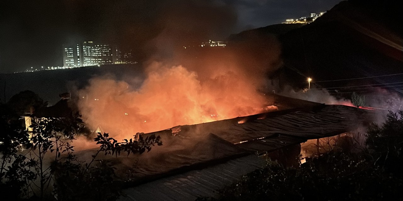 İzmir'de tekstil fabrikasında yangın