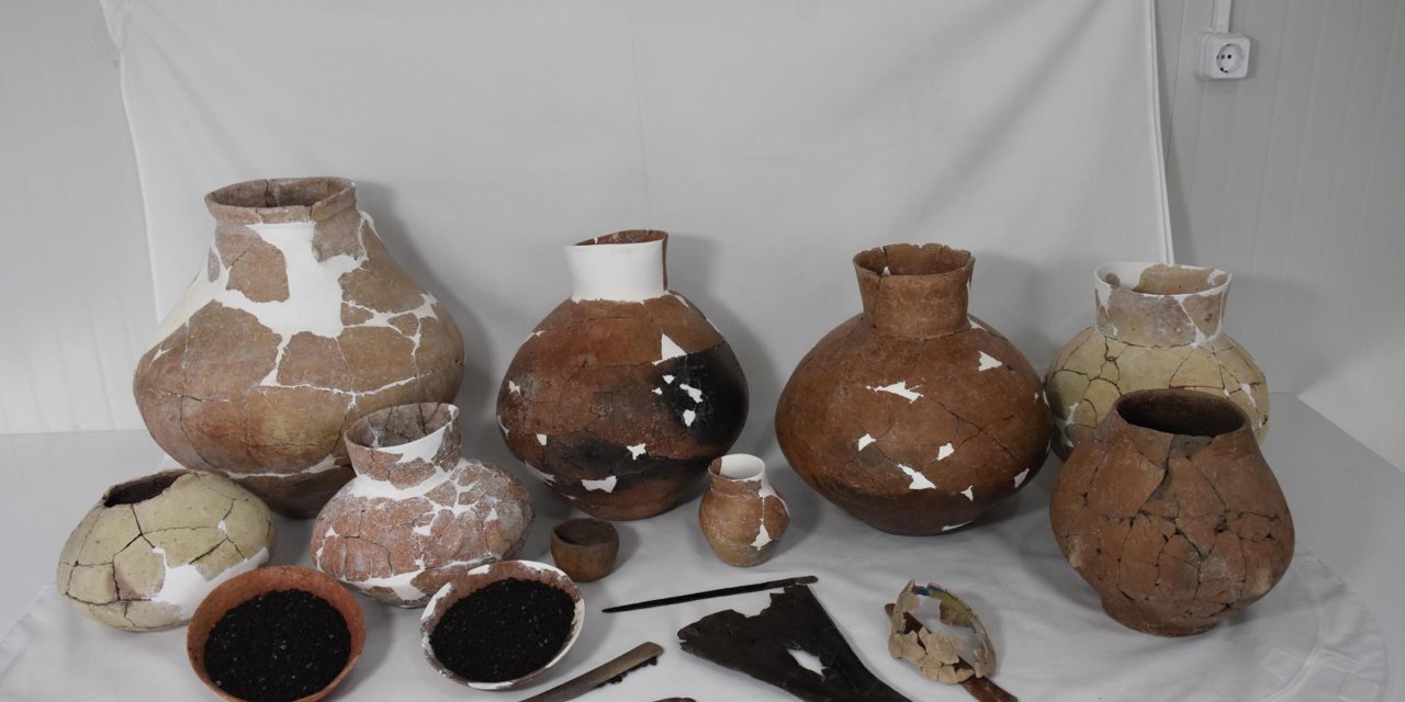 Ulucak Höyüğü'ndeki 7 Bin 800 Yıllık Binada Toplu Objeler Bulundu