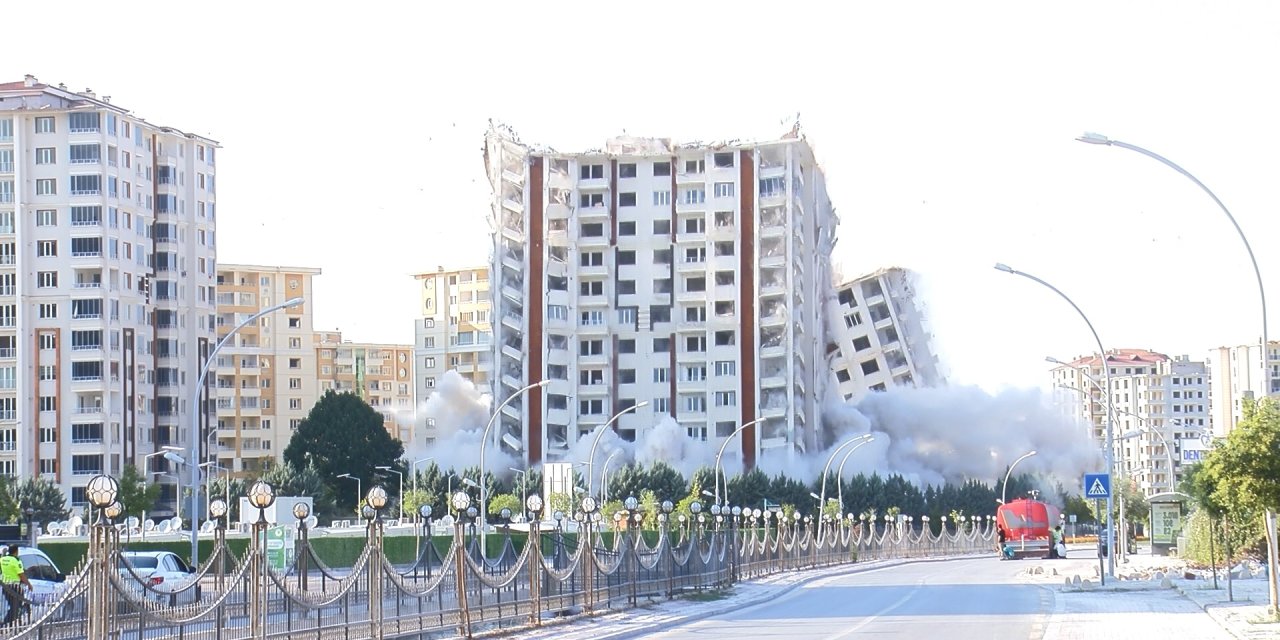Malatya'da Ağır Hasarlı 13 Katlı 2 Bina, Patlatılarak Yıkıldı