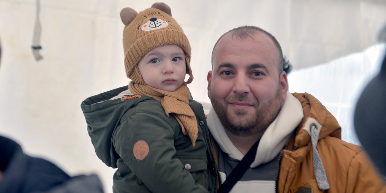 Yıllardır Görmediği Babasına Kavuşmak İçin Cilvegözü Gümrük Kapısı’ndan Geçmeyi Bekliyor