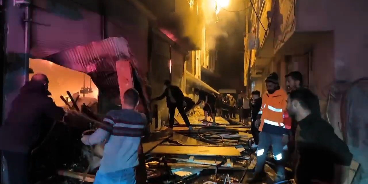 Adana'da, depo yangınında 5 kişi dumandan etkilendi