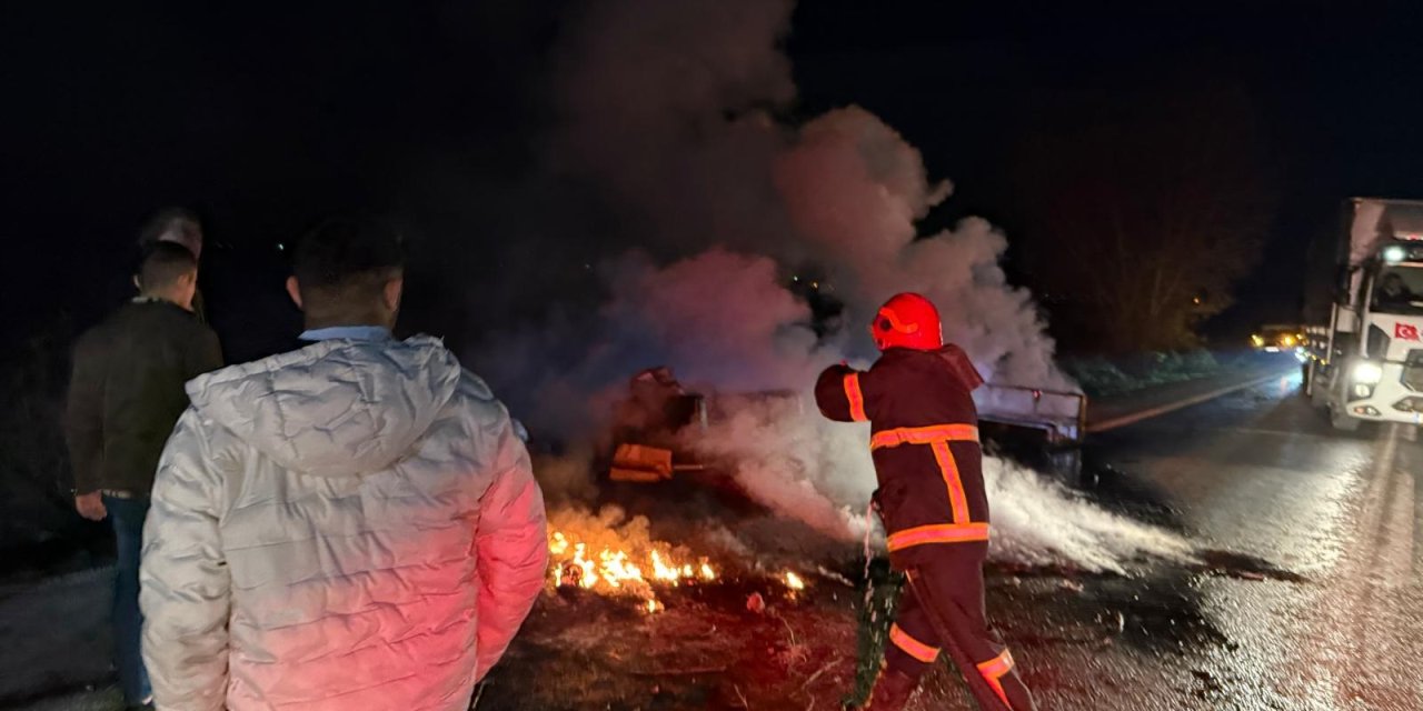 Bursa'da mobilya yüklü kamyonet alev alev yandı; o anlar kamerada