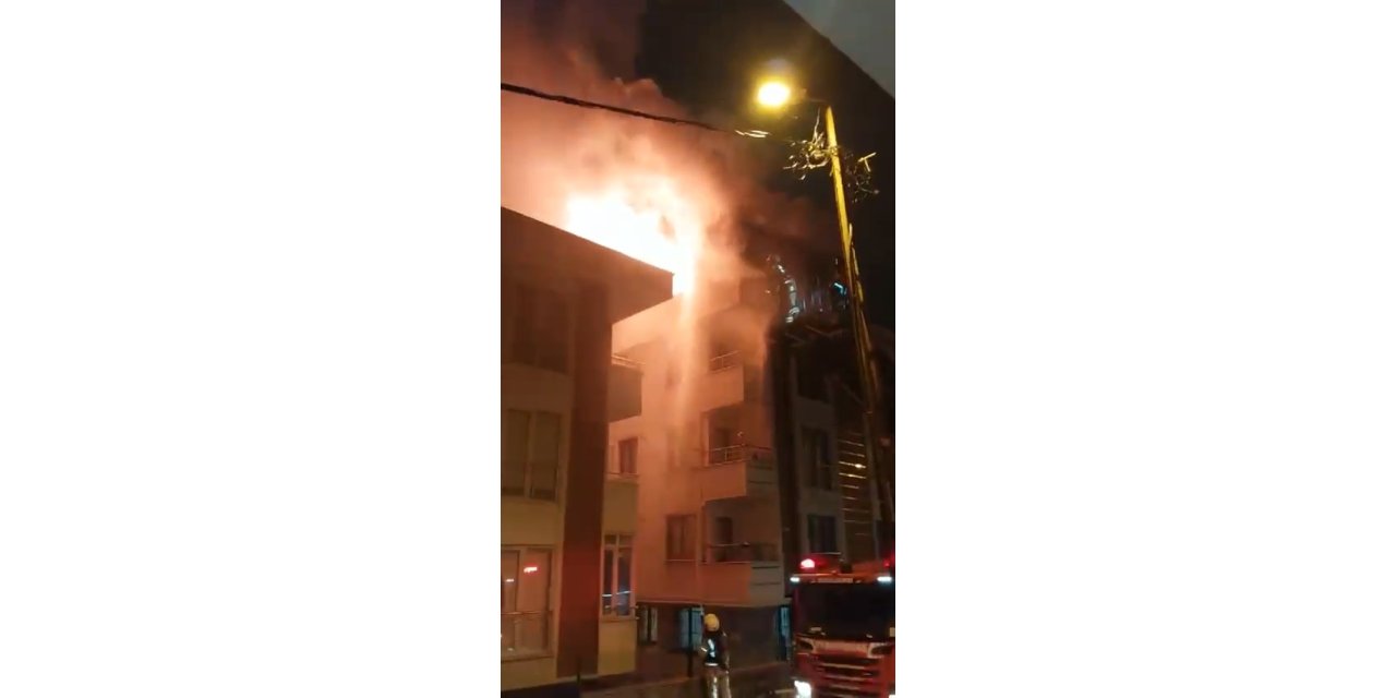 Çekmeköy'de 3 Katlı Binanın Teras Katı Alev Alev Yandı
