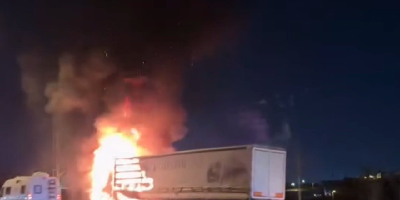 D100 Karayolu Kocaeli geçişinde TIR alev alev yandı, yol 1 saat ulaşıma kapandı