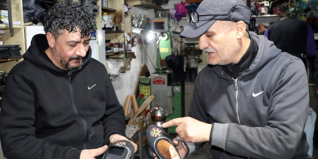 20 Metrekarelik Atölyesinde 'Reşik' Ayakkabı Üretip Avrupa'ya Gönderiyor