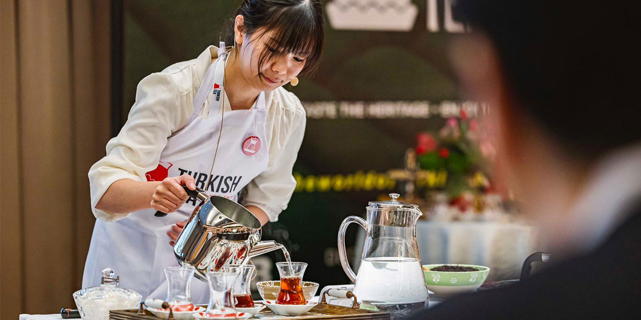 Japonlara Türk çayı demlemenin püf noktaları öğretildi