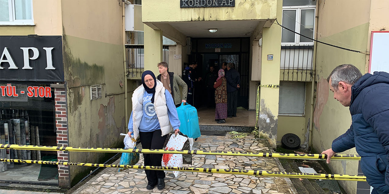 Rize'de tahliye edilen apartmanın sakinleri polis kontrolünde eşyalarını aldı