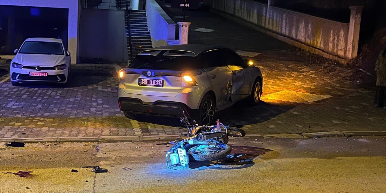 Otomobille çarpışan motosikletin sürücüsü ağır yaralandı