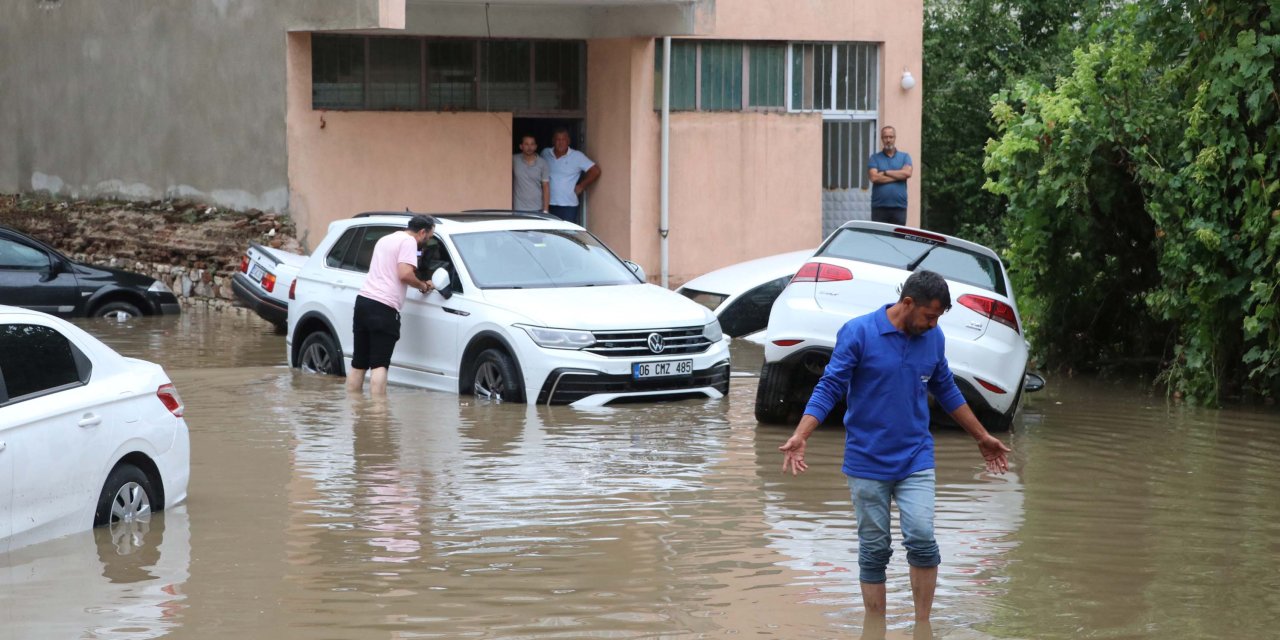 Uşak'ta Sağanak; Cadde Ve Sokaklar Suyla Doldu; Ev Ve İş Yerlerini Su Bastı