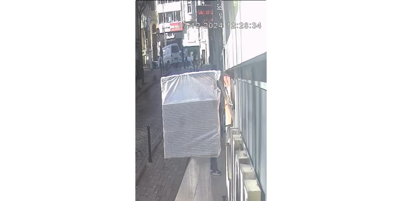 İstanbul- Şişli'de bina görevlisi kopan beton parçalarından saniyelerle kurtuldu; o anlar kamerada