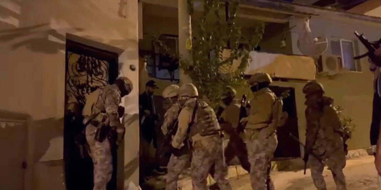 İzmir'de FETÖ/PDY operasyonu; 15 gözaltı