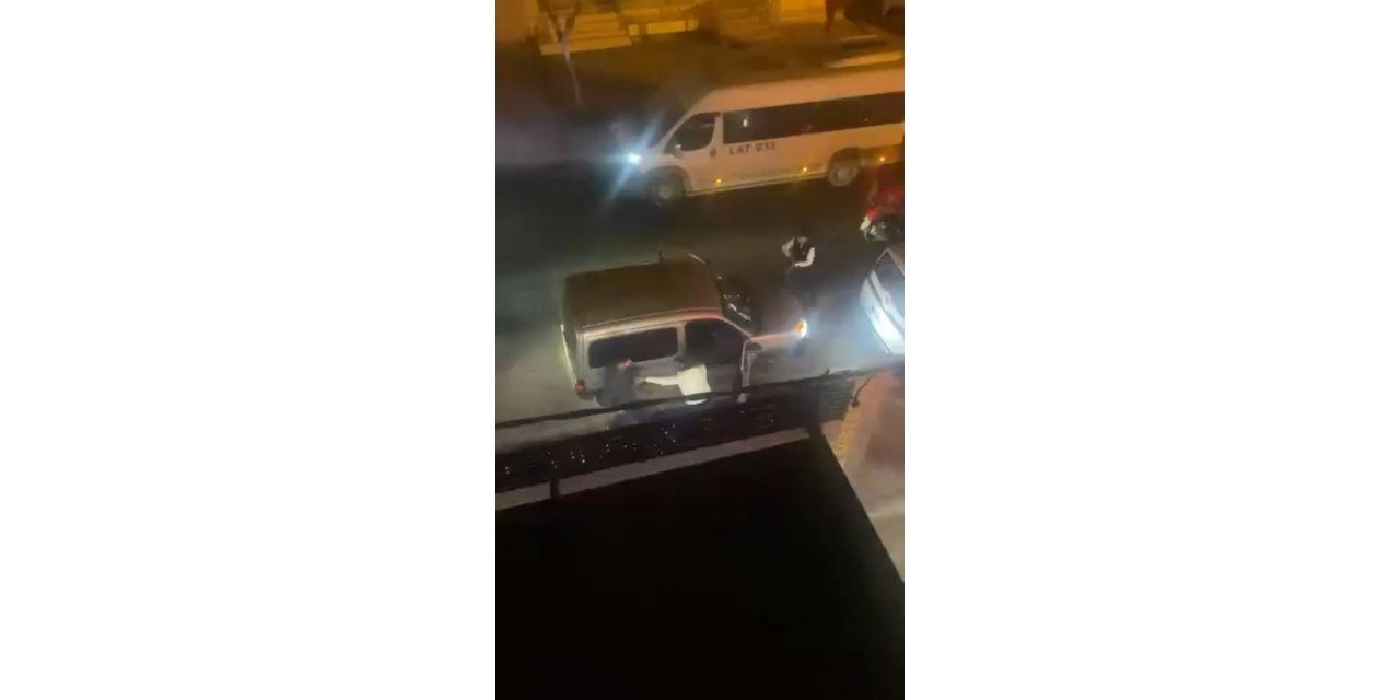 İstanbul-Sancaktepe'de kaza sonrası tekme ve yumruklu kavga kamerada