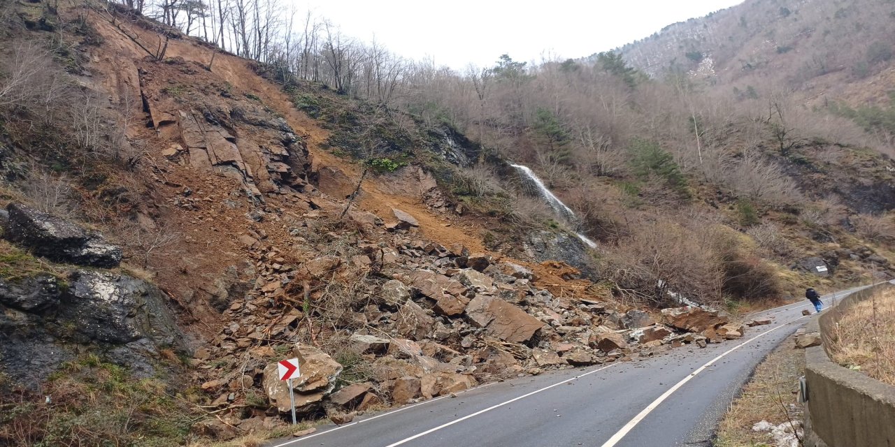 Artvin-Hopa kara yolunda heyelan nedeniyle ulaşım kontrollü sağlanıyor