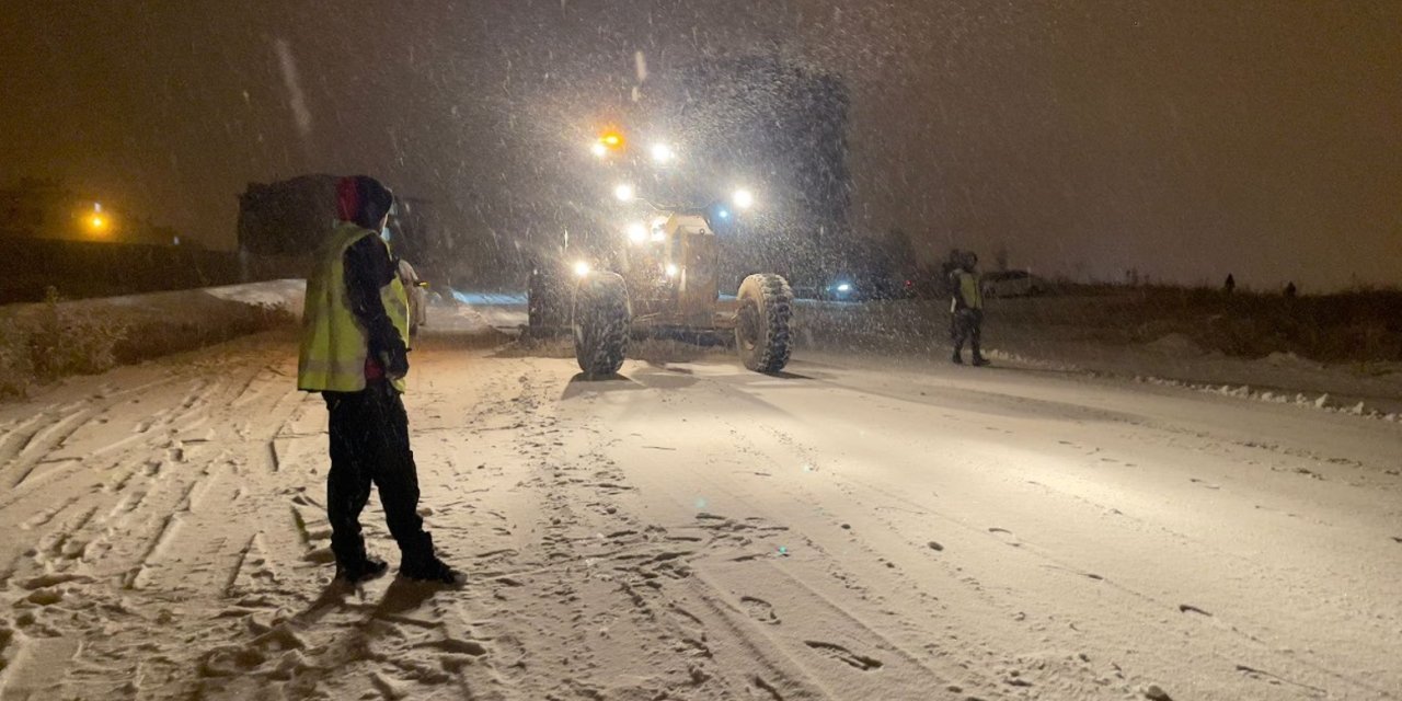 Yüksekova'da Kar; Araçlar Yoldan Çıktı