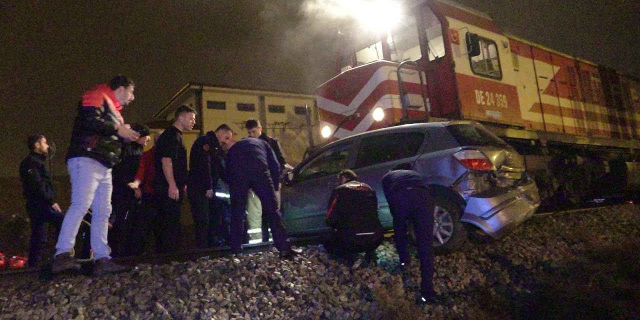 Hemzemin geçitte arızalanan otomobile yük treni çarptı; o anlar kamerada