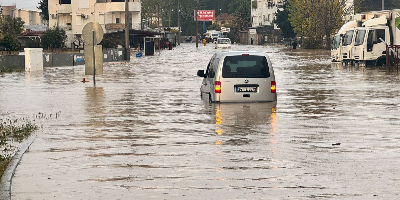 Antalya'da Sağanak; Göle Dönen Yollarda Mahsur Kaldılar (5)