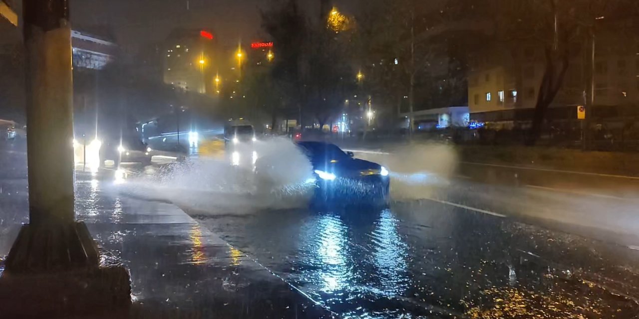 İstanbul-İstanbul’da sağanak yağış etkili oldu; iş yerlerini su bastı