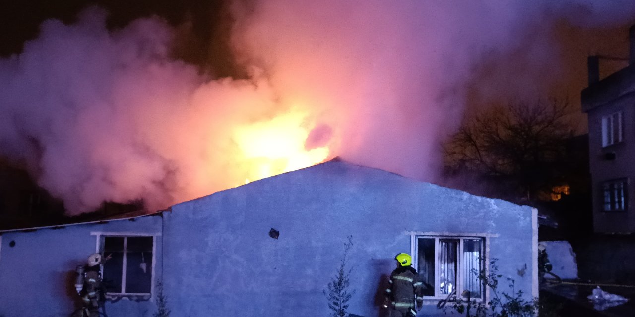 Bursa'da metruk ev alev alev yandı