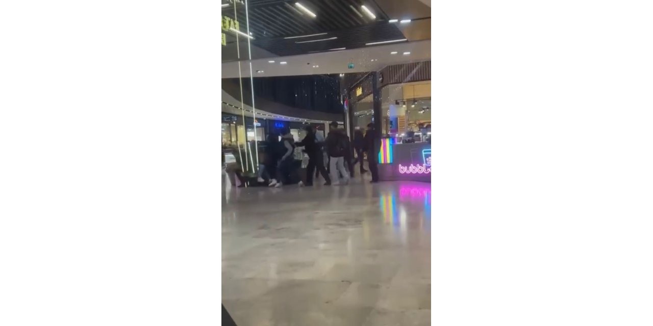 Alışveriş merkezinde iki grubun kavgası kamerada