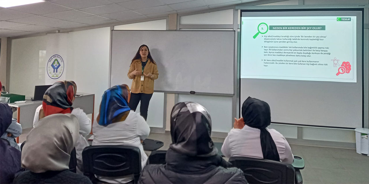 Rize Belediyesi'nden Kadın Kursiyerlere "Bağımlılıkla Mücadele" Eğitimi