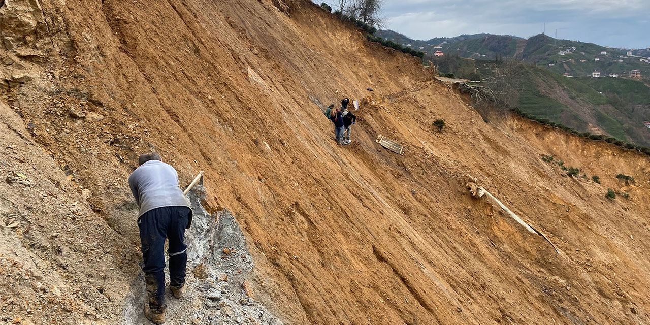 Heyelanlı yamaca riskli ‘kestirme patika’
