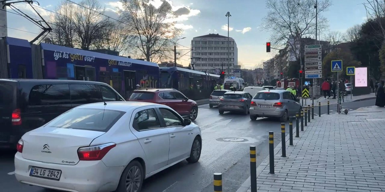 Beyoğlu'nda 79 yaşındaki adam tramvayın altında kaldı; kurtarma anları kamerada