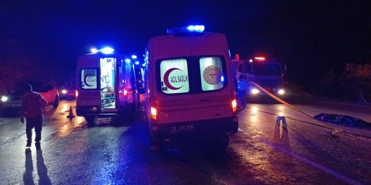 Yolcu Otobüsünün Çarptığı Hafif Ticari Araç Karşı Şeride Geçip Minibüsle Çarpıştı; 3 Ölü, Çok Sayıda Yaralı