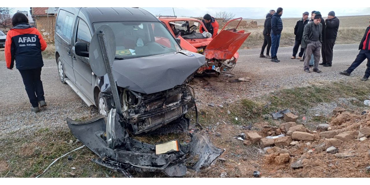 Kırşehir'de otomobil ile hafif ticari araç çarpıştı: 1'i ağır, 3 yaralı
