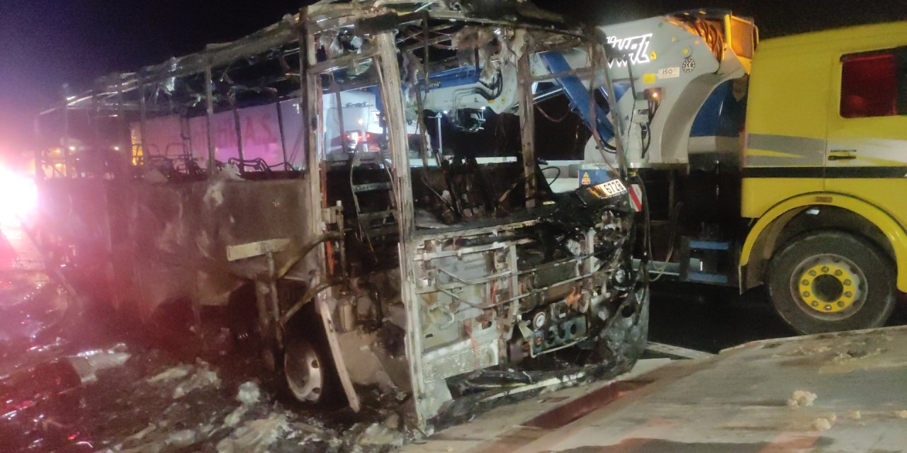 Suudi Arabistan uyruklu turistleri taşıyan midibüs, seyir halinde yandı