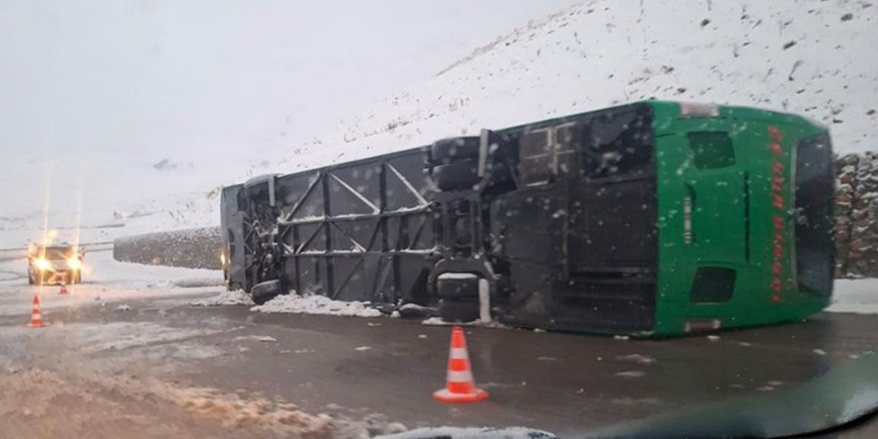 Çayeli yolcu otobüsü Bingöl'de devrildi; yeni atanan doktor ve eşi öldü, 16 yaralı