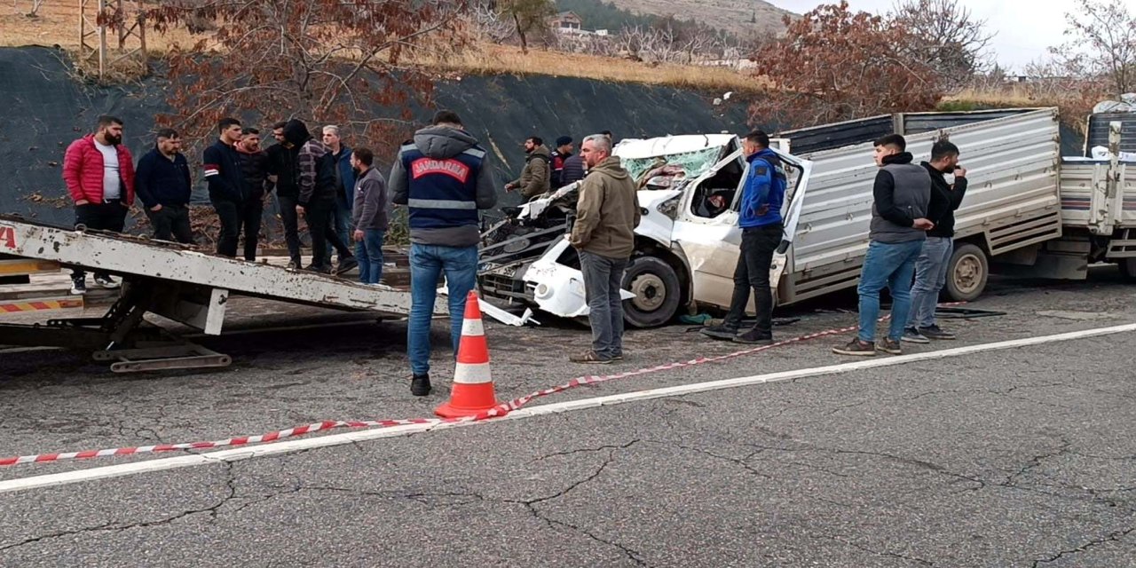 TIR'a çarpan kamyonetin sürücüsü öldü; kaza kamerada