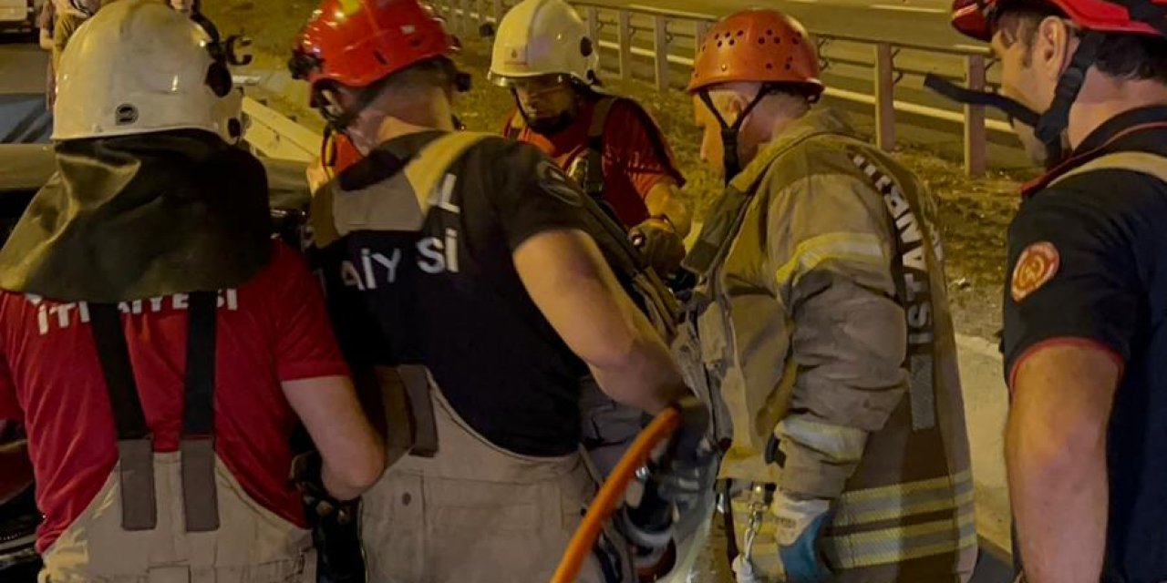 Arnavutköy'de Tır İle Çarpışan Otomobil Bariyerlere Vurdu: 4 Yaralı