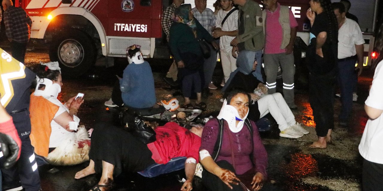 Yolcu Otobüsünün Çarptığı Hafif Ticari Araç Karşı Şeride Geçip Minibüsle Çarpıştı; 3 Ölü, Çok Sayıda Yaralı (2)