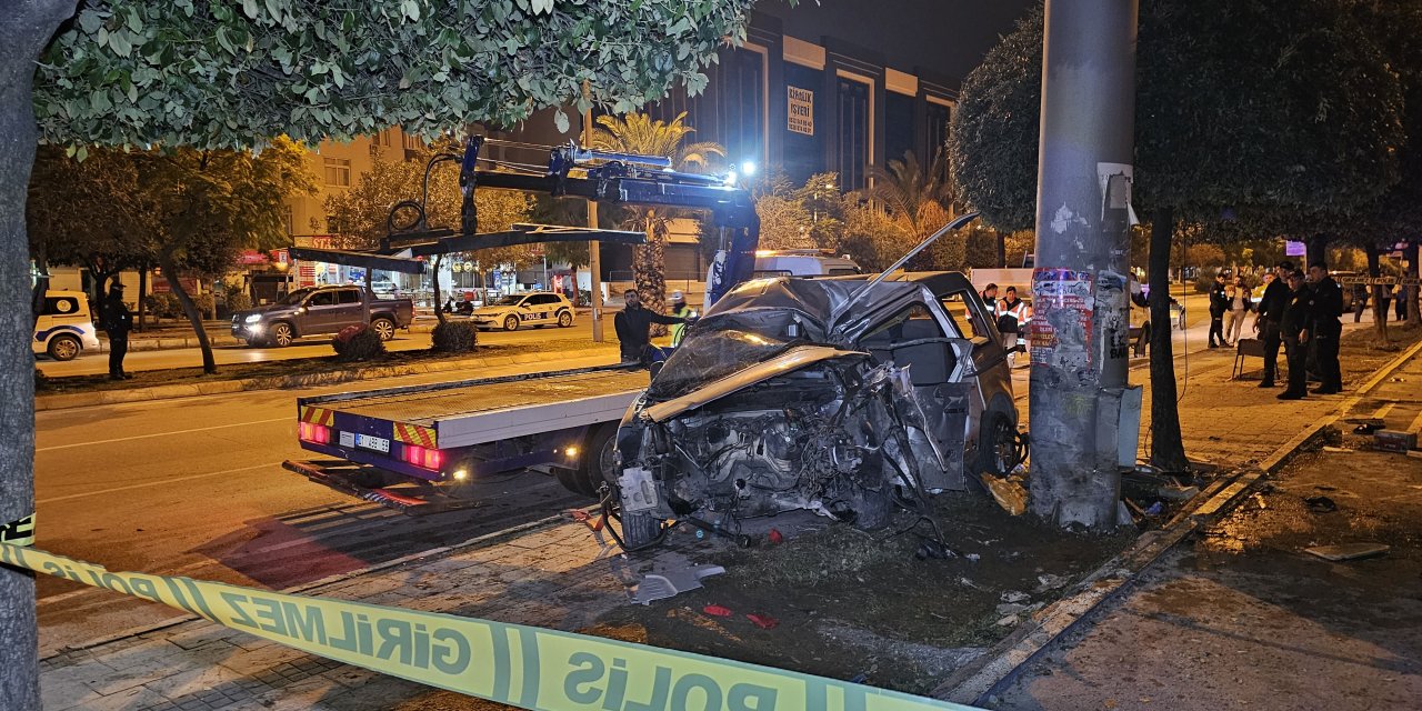 Adana'da hafif ticari araç, reklam toteminin direğine çarptı: 1 ölü, 1 yaralı