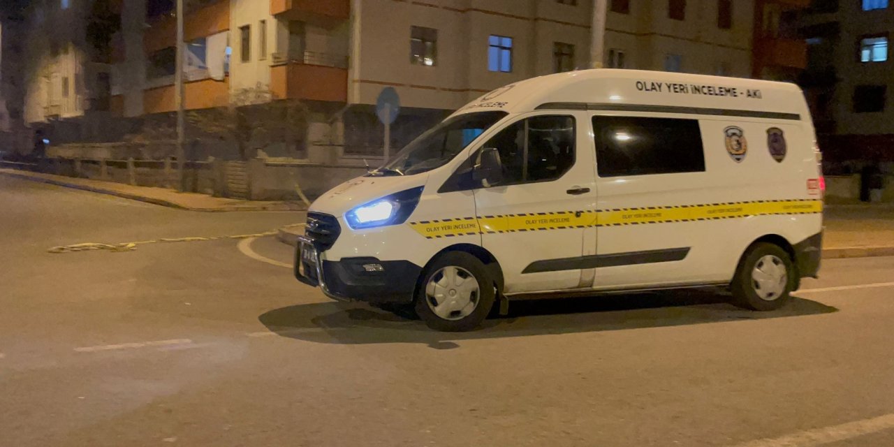 Parktaki kameriyede çay içen arkadaşlar arasında bıçaklı kavga; 1 yaralı