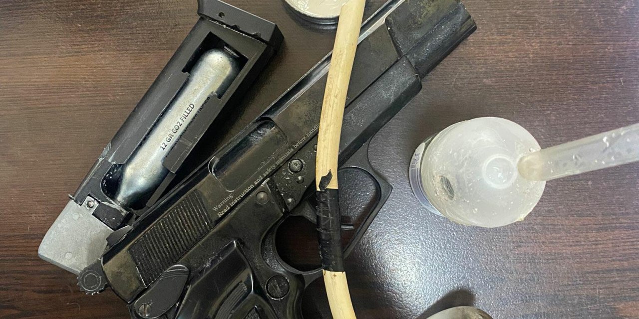 İzmir'de 14 Ayrı Hırsızlık Suçundan Aranan Şüpheli, Üzerinde Silah Ve Uyuşturucuyla Yakalandı