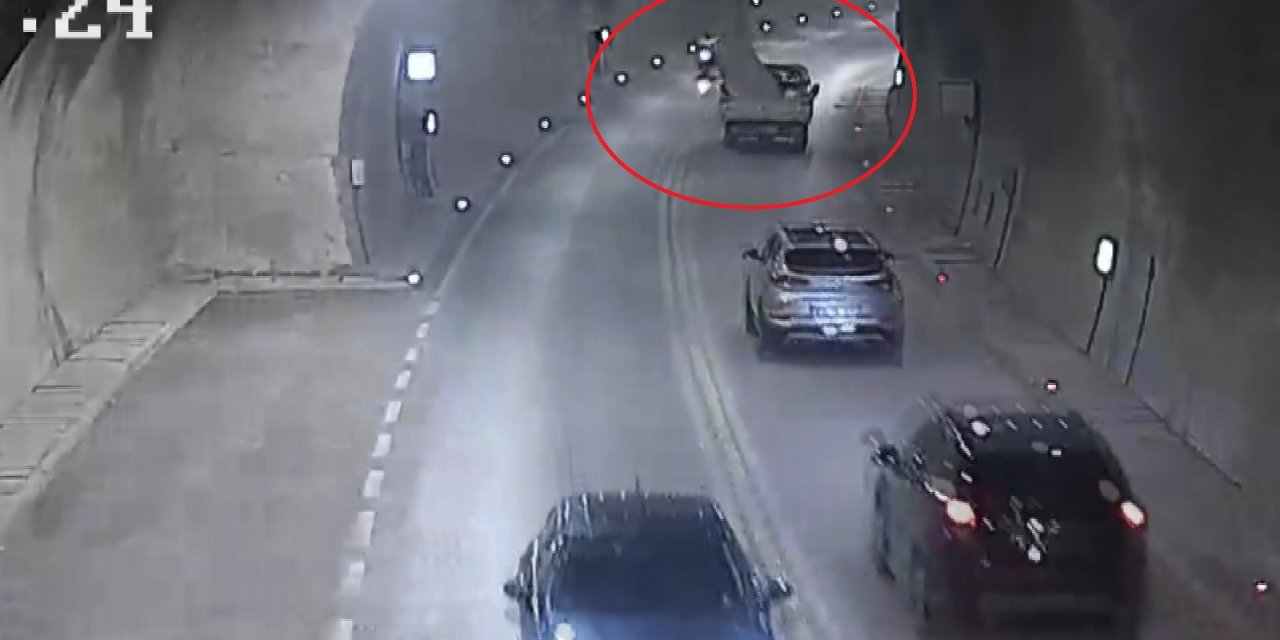 Kamyonetten çatı sacı düştü, karşı şeritteki motosiklet devrildi; o anlar kamerada