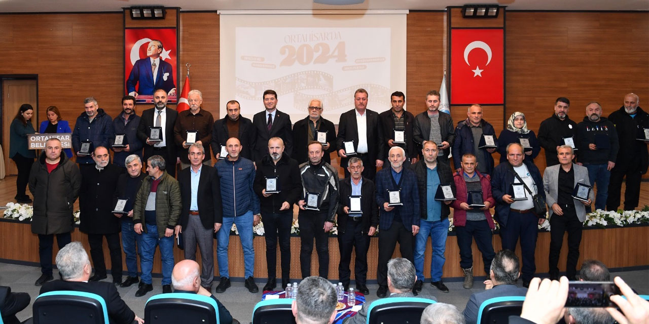 Ortahisar’da 2024 yıl sonu programında mutlu bir aile fotoğrafı ile birlik ve beraberlik mesajı verildi