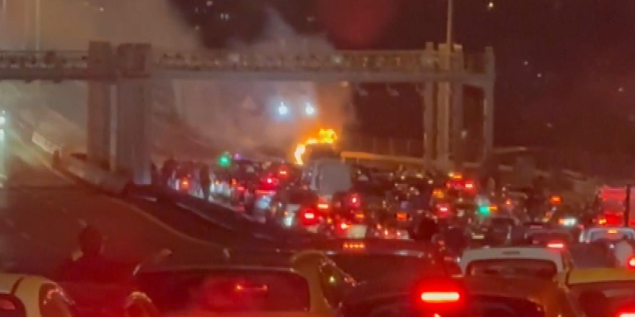 15 Temmuz Şehitler Köprüsü'nde otomobil yangını trafiğe neden oldu