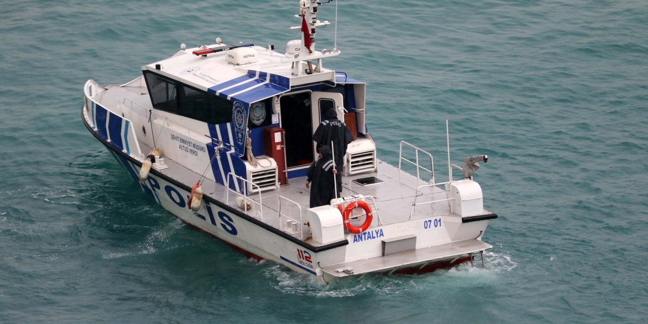 Falezlerden düşen otomobilin sürücüsü 4'üncü günde aranıyor