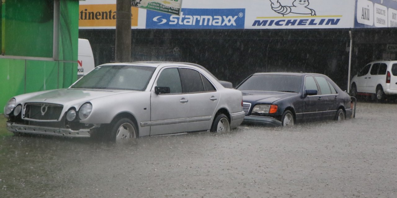 Samsun'da Sağanak, Sele Yol Açtı; Caddeler Göle Döndü