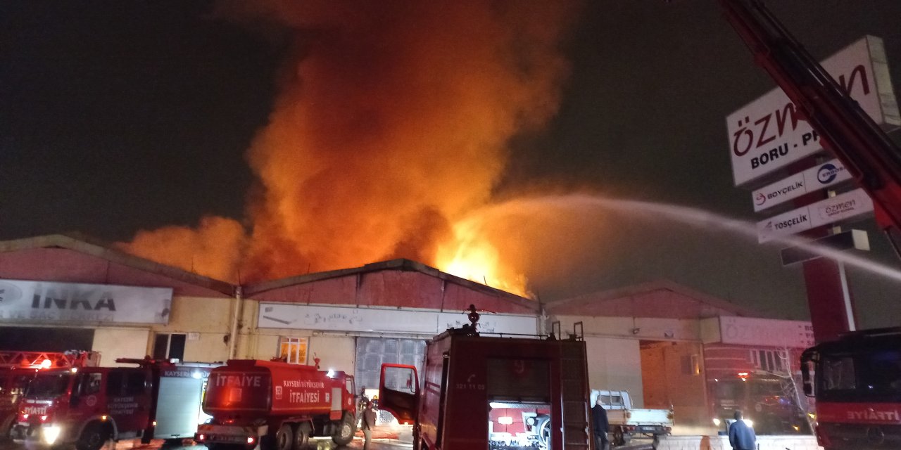 Kayseri Organize Sanayi Bölgesinde boru profil fabrikasında yangın