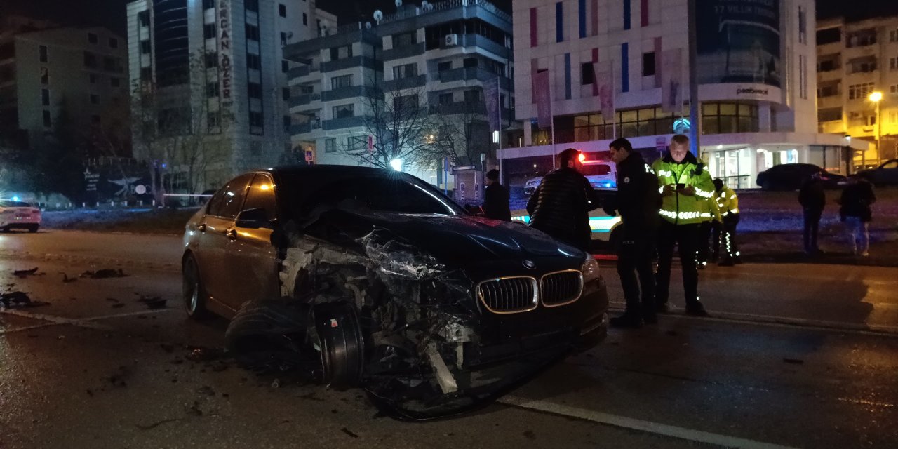 Bursa'da ters yönde giden otomobil TIR ile çarpıştı: 2 yaralı