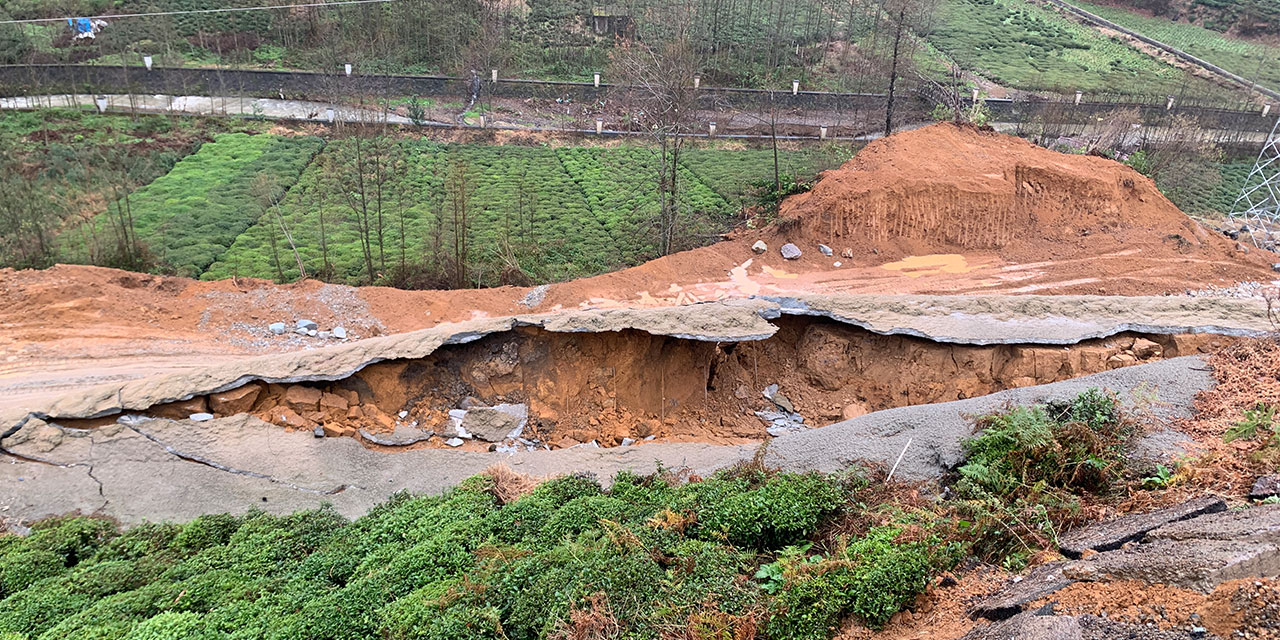 Rize'de heyelanda köy yolu çöktü