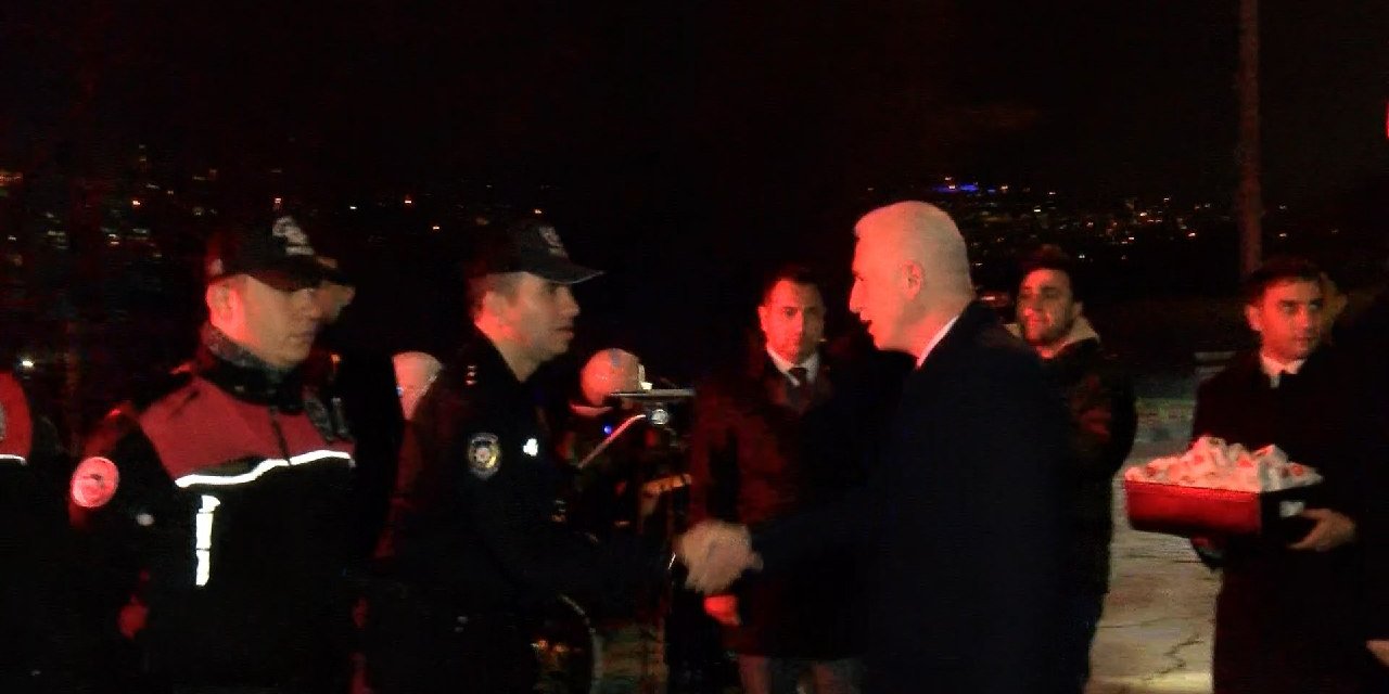 İstanbul - Vali Gül 15 Temmuz Şehitler Köprüsü'nde vatandaşların ve denetim yapan ekiplerin yeni yılını kutladı