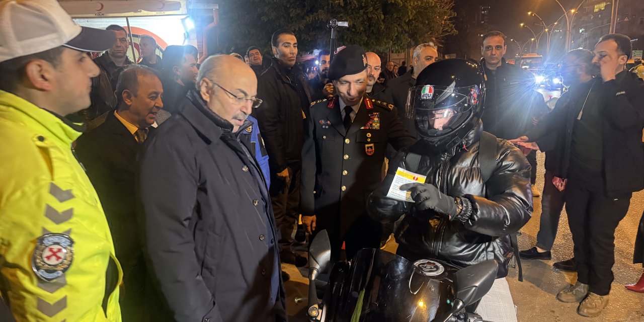 Adana'da yılbaşı gecesi 5 bin 555 polis sokaklarda huzuru sağladı