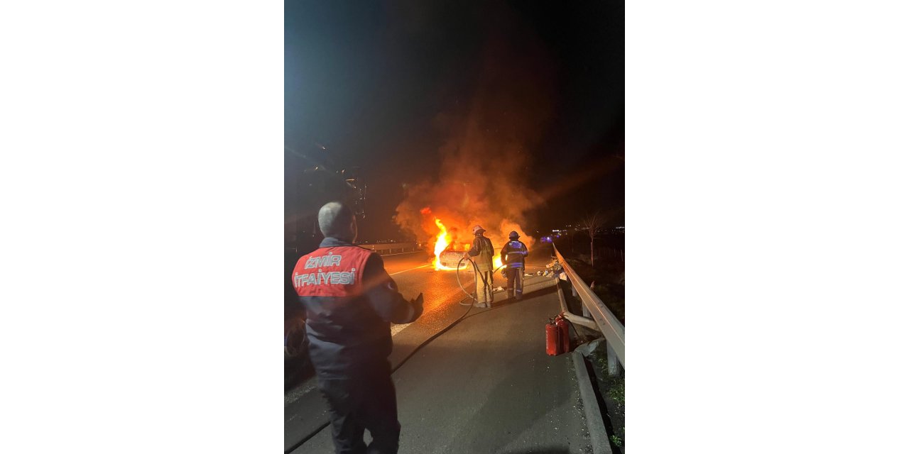 İzmir'de yeni yılın ilk dakikalarında otomobili alev alev yandı