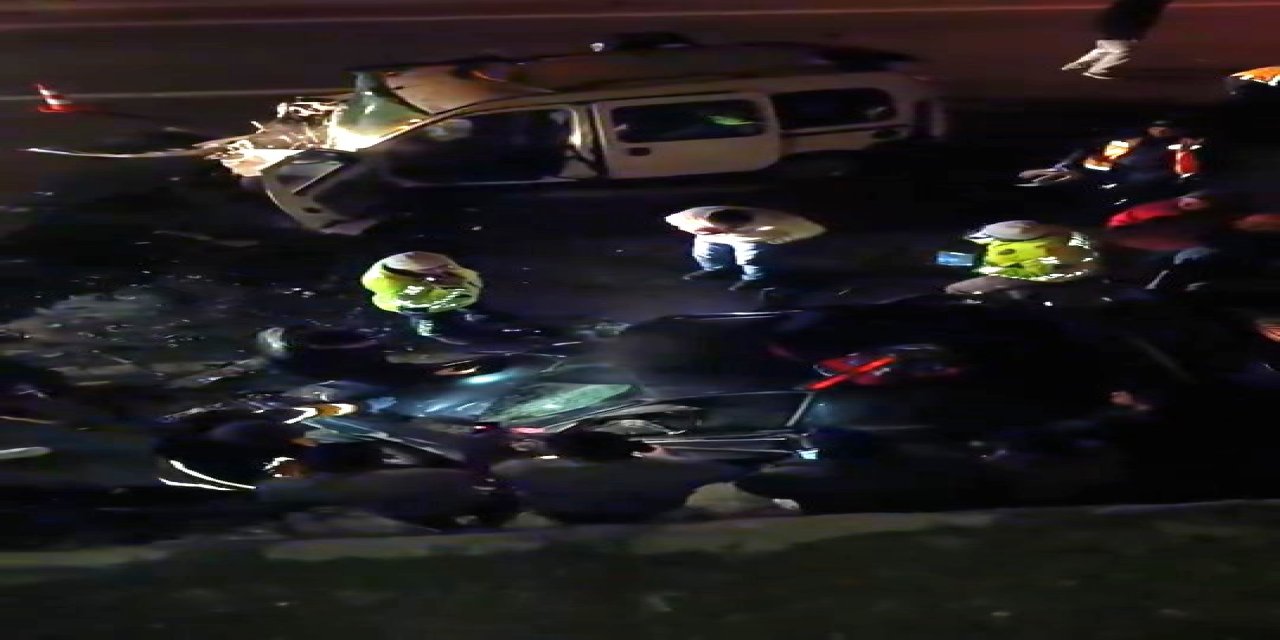 Ters yönde ilerleyen otomobil, hafif ticari araçla çarpıştı: 1 ölü, 1 yaralı