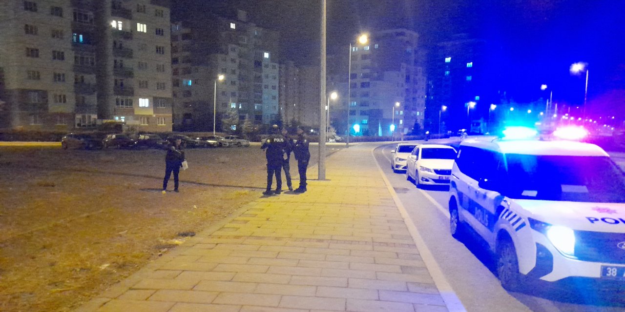 Otobüs durağında bıçaklı kavga: 1 yaralı