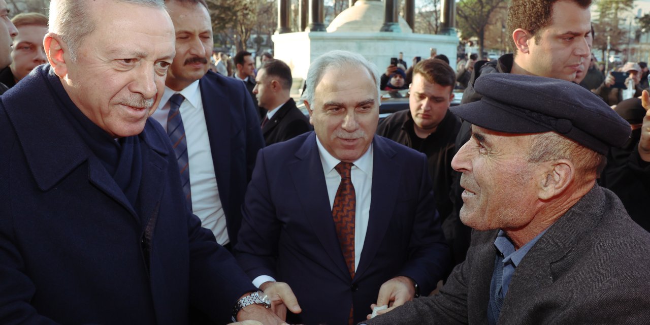 İstanbul - Cumhurbaşkanı Erdoğan Sultanahmet Meydanı'nda vatandaşların Regaip Kandili'ni kutladı / Görüntü eklendi